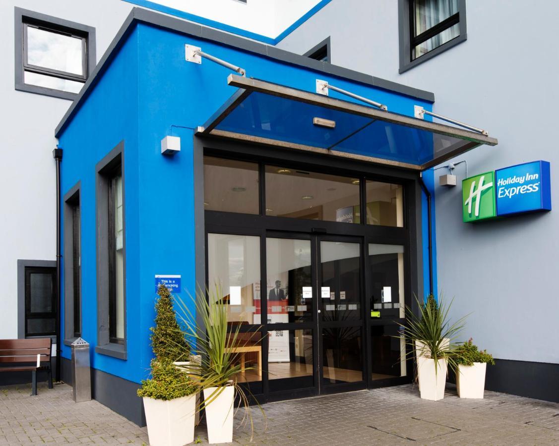 Holiday Inn Express Antrim By Ihg Exterior foto