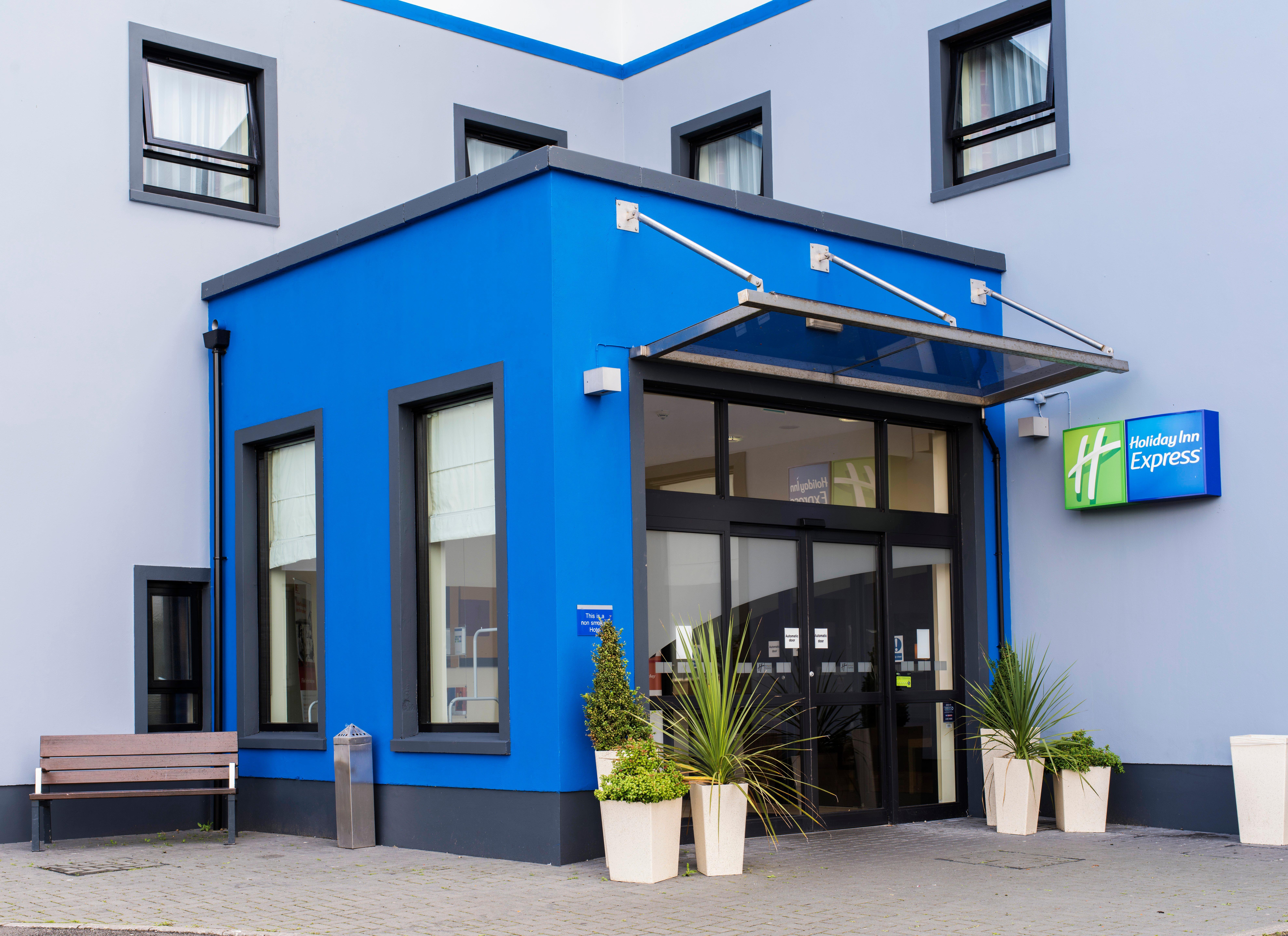 Holiday Inn Express Antrim By Ihg Exterior foto