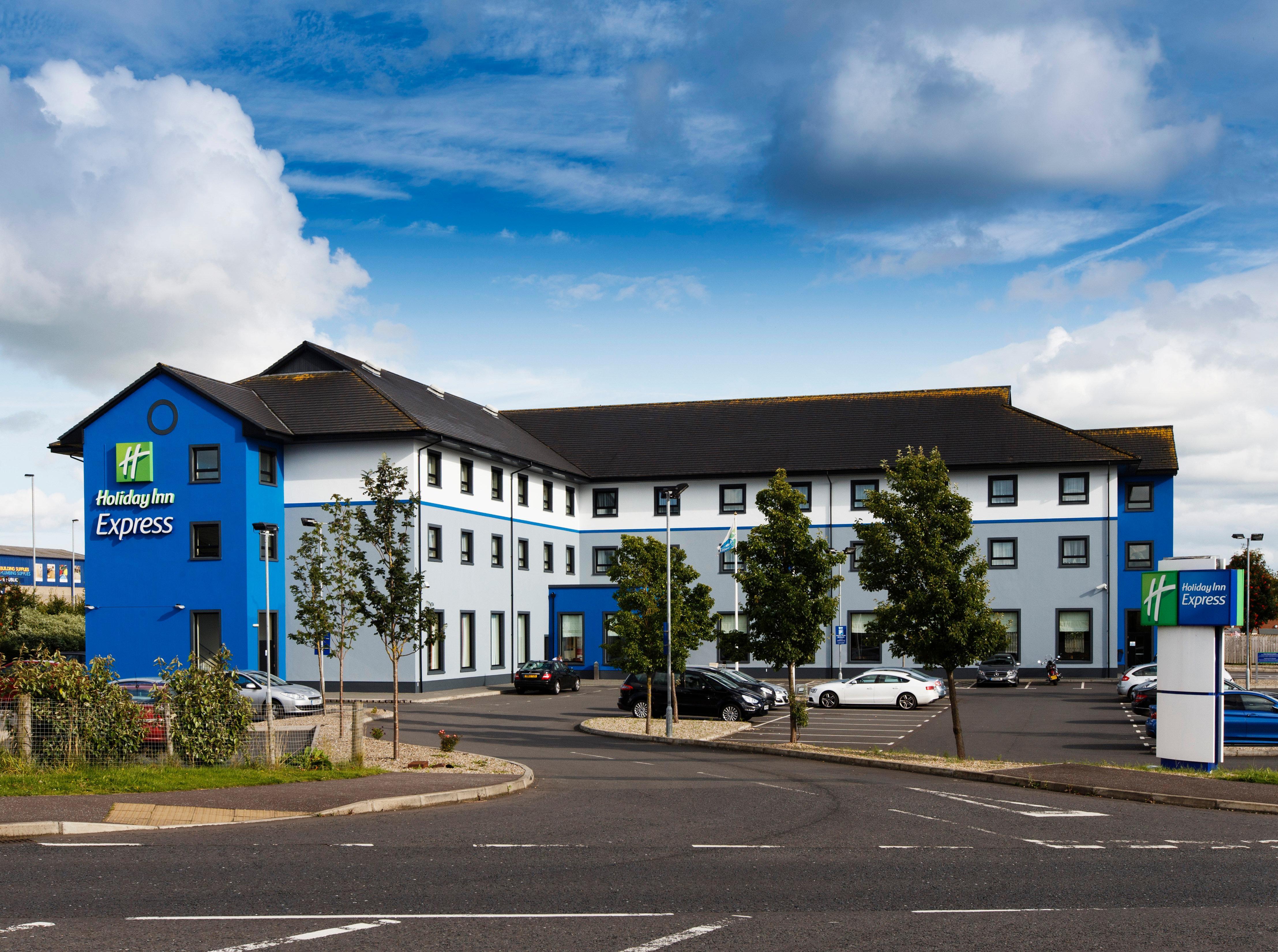 Holiday Inn Express Antrim By Ihg Exterior foto