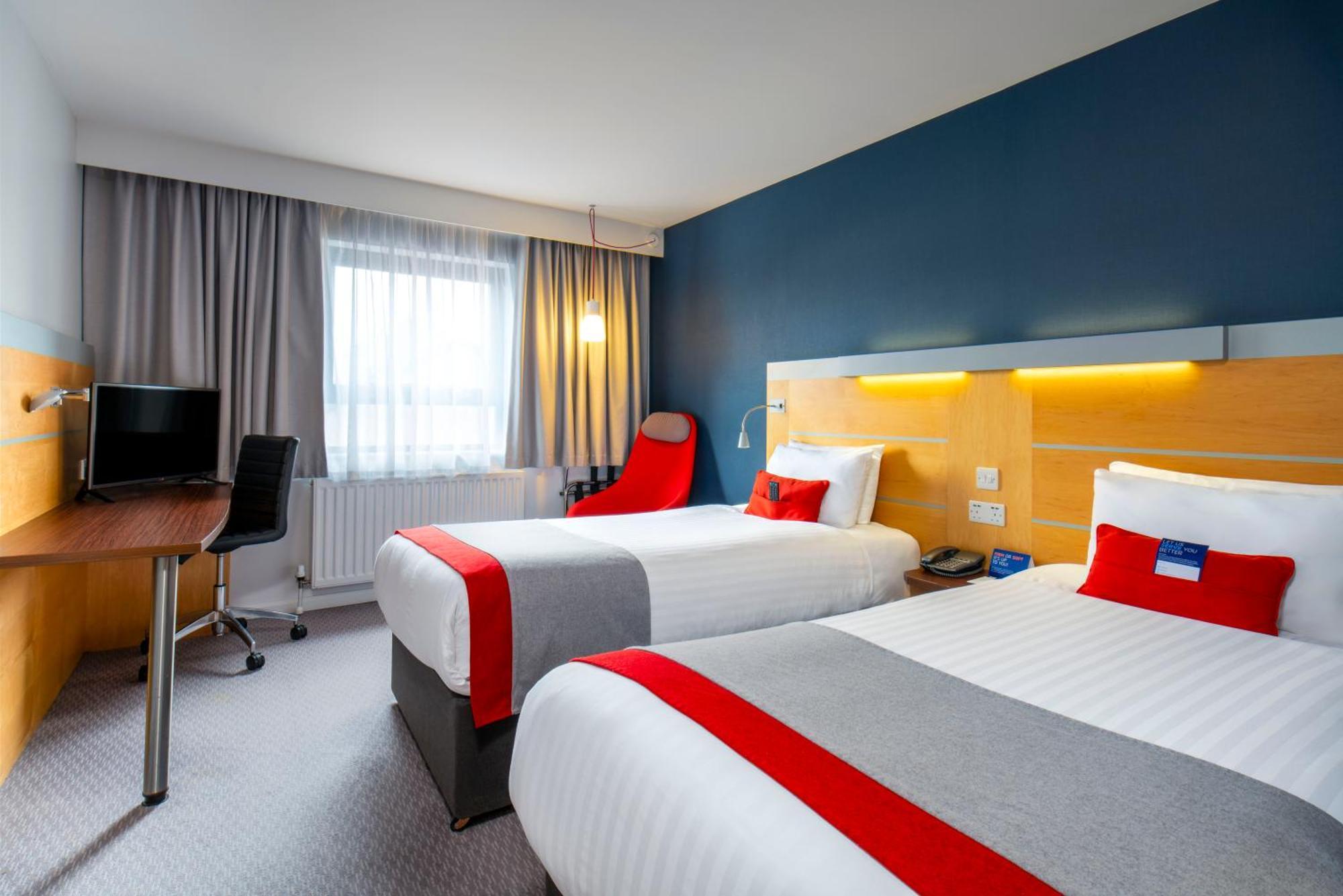 Holiday Inn Express Antrim By Ihg Exterior foto