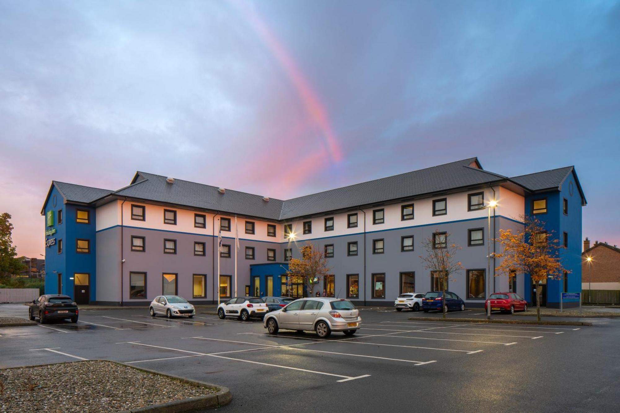 Holiday Inn Express Antrim By Ihg Exterior foto