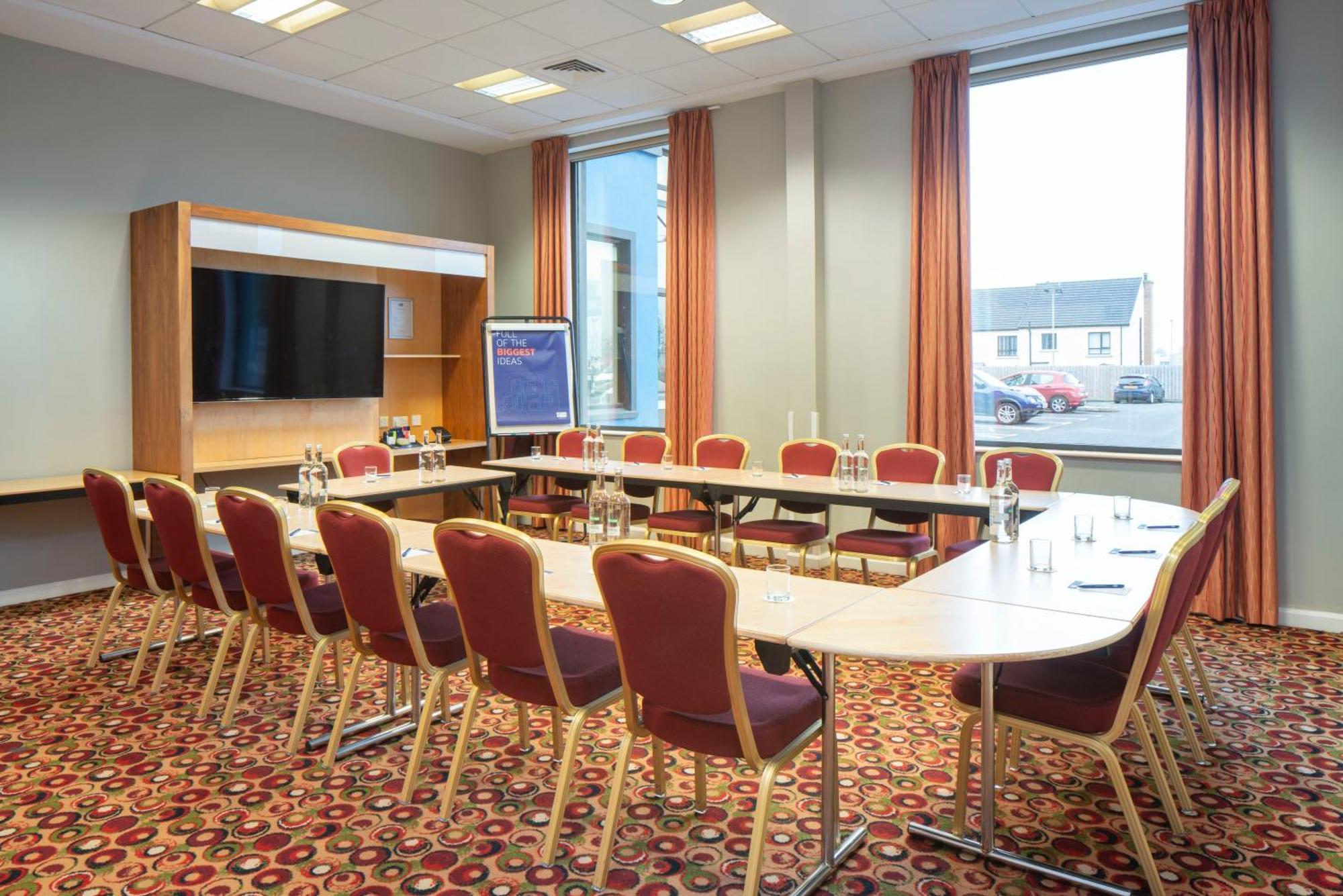 Holiday Inn Express Antrim By Ihg Exterior foto