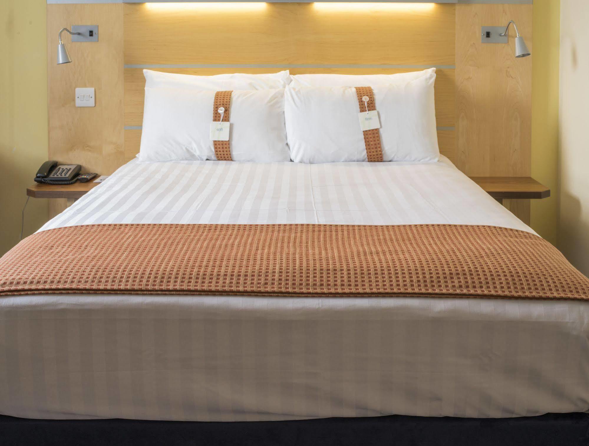 Holiday Inn Express Antrim By Ihg Exterior foto